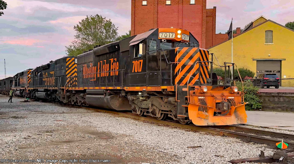 WE 7017 shoves back to get the conductor.